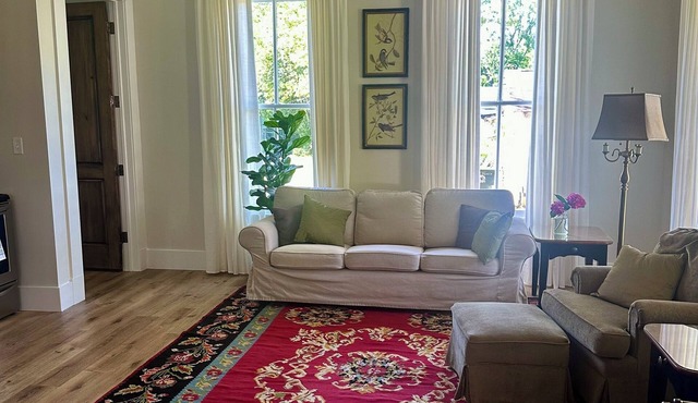 Beautiful Barron Suite in Barron-Hobbs Historic Home