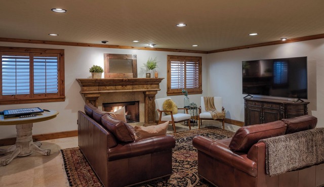 Beautiful Basement Apartment with Private Garage 30+ day stays