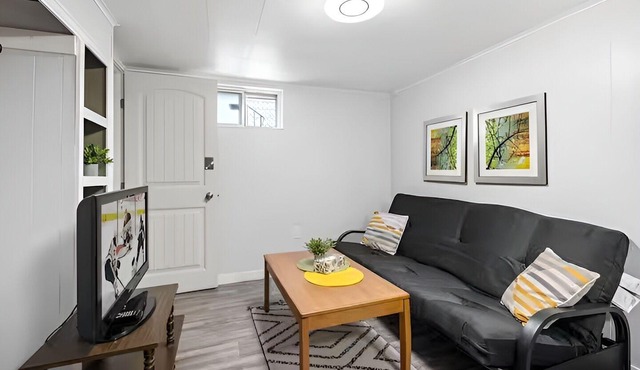 Beautiful Basement Private Suite Prime Location