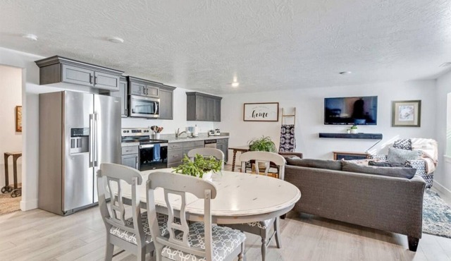 Beautiful Basement Space w/Waffles & Pets Welcome!