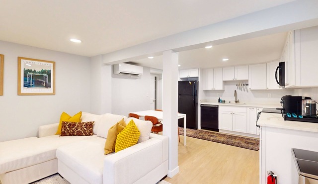 Beautiful basement unit with full kitchen & Wifi in Seattle