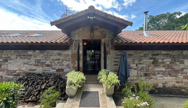 Beautiful Basque cottage for 12 with large grounds and hiking in Elgorriaga