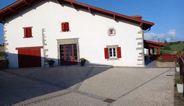Beautiful Basque house between sea and mountains