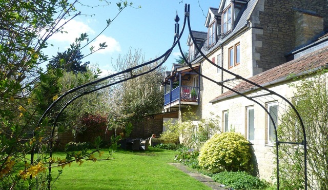 Beautiful Bath, Riverside accommodation nPets welcome secure garden.