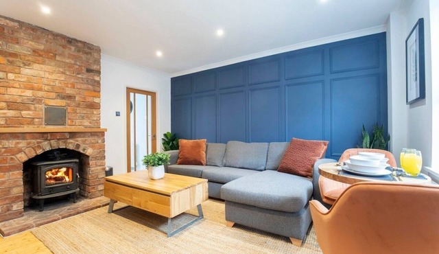 Beautiful Bath Road Retreat with Log Burner