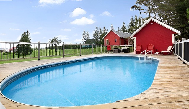 Beautiful Bay Cottage *Private Heated Pool and Beach Access*