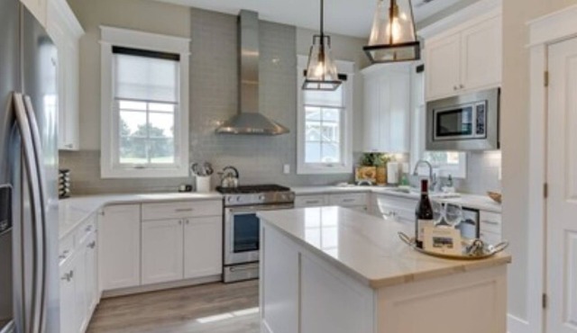 Beautiful Bay Creek home in Bayside Community, 3 minute walk to the beach!