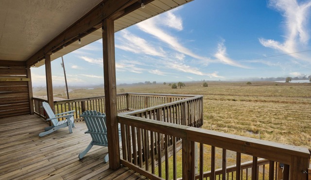 Beautiful Bay View/2 Min Drive to Beach + Huge Deck