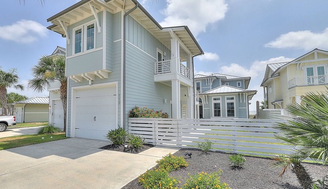 Beautiful Bay-View Home & Casita with Courtyard, Patio & Balcony