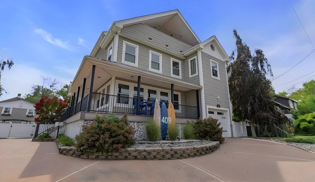 Beautiful Bayfront large Beach Home minutes from the beach