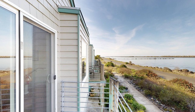 Beautiful Bayfront Townhouse with Amazing Bridge Views, Next to the State Park