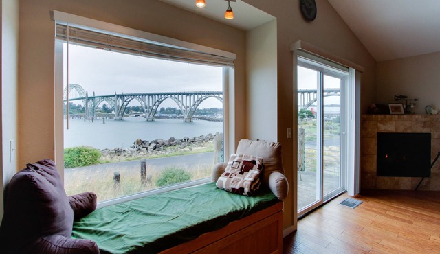Beautiful Bayfront Townhouse with Amazing Bridge Views, Next to the State Park