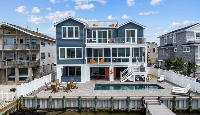 Beautiful Bayfront w/Heated Pool & Dock. 6 Bedrooms, all w/Ensuite Bathrooms.
