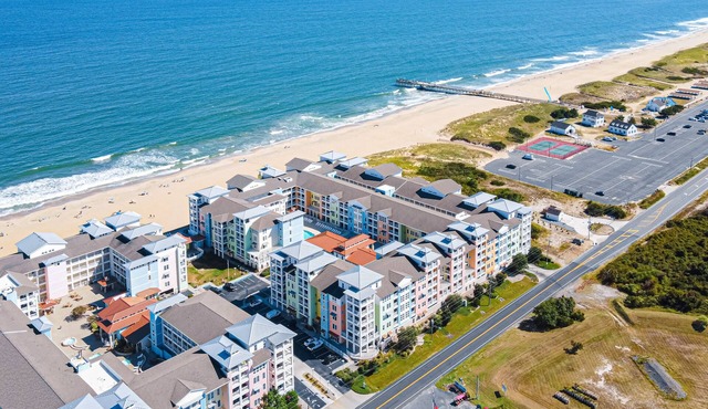Beautiful bayside 2nd-floor condo with parking, 3 outdoor pools, gym, & AC
