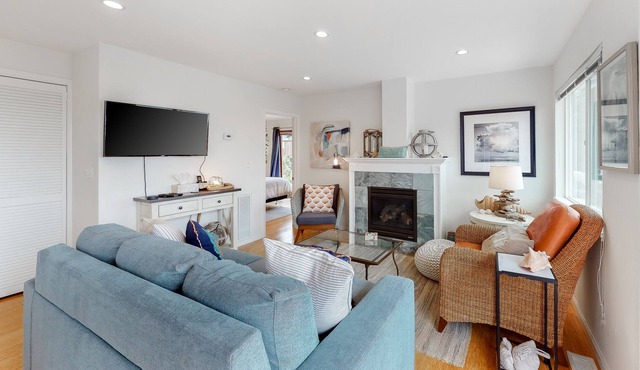 Beautiful Bayside Home Steps From the Water w/Free WiFi, Deck, & Private Hot Tub