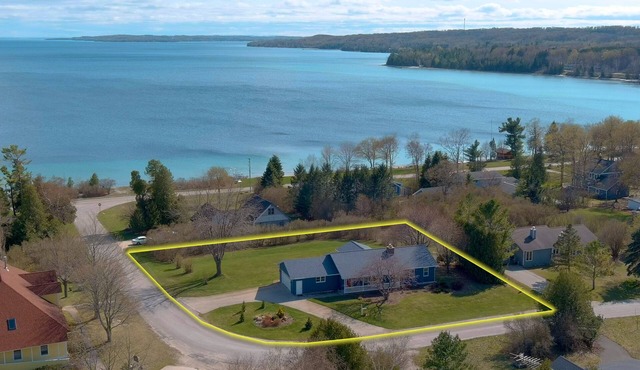 Beautiful Bayview 3 bedroom, 3 bath home/walking distance to beach. Sleeps 9.