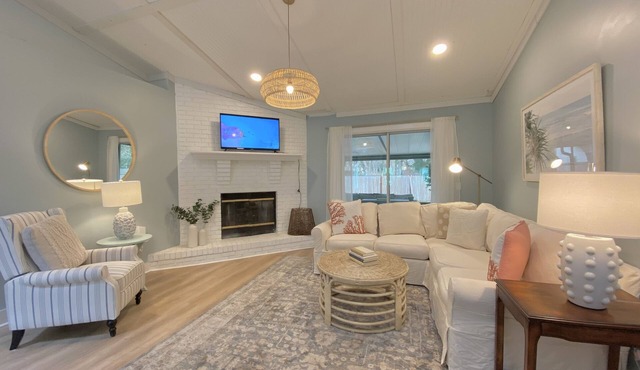 Beautiful beach cottage 1/2 mile to the Sandy Shore!