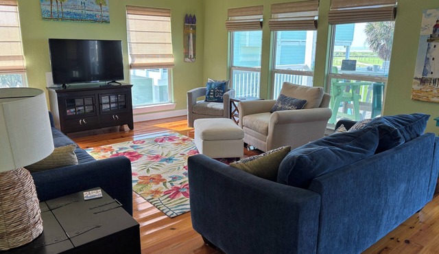Beautiful beach and bay views! 2 min walk to the ramp walkover! Kid amenities!