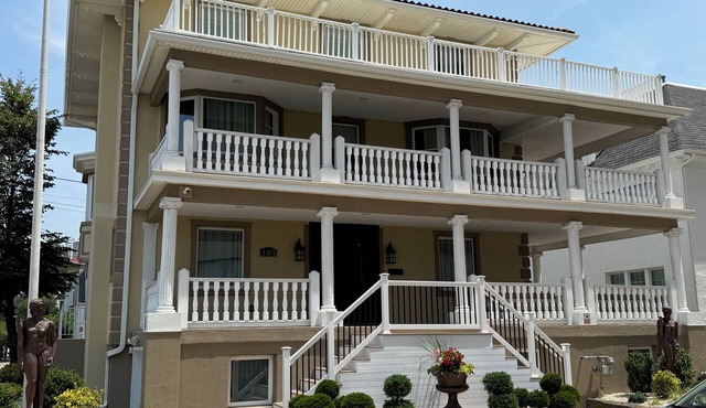 Beautiful Beach Block House in Ventnor with 3 wrap around decks and ocean views