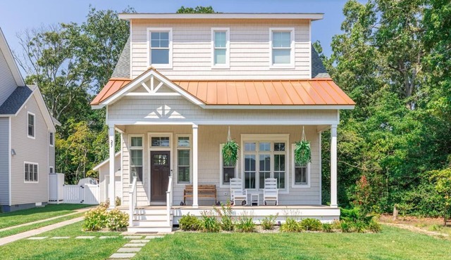 Beautiful Beach Block with Pool - 4 Bed/3.5 Bath