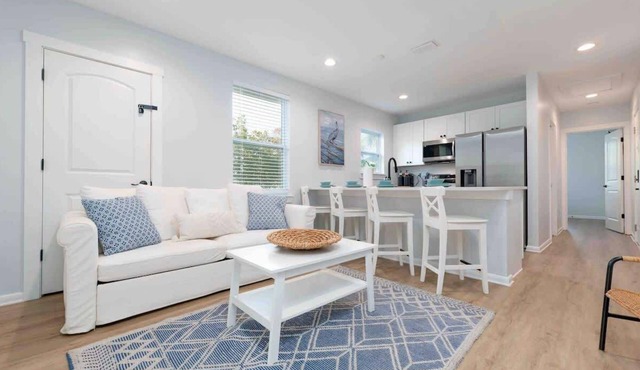 Beautiful beach condo - walk to the beach!