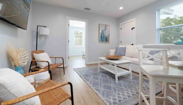 Beautiful beach condo: walk to the ocean!