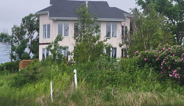 Beautiful Beachside Serenity Cottage, Point du Chene