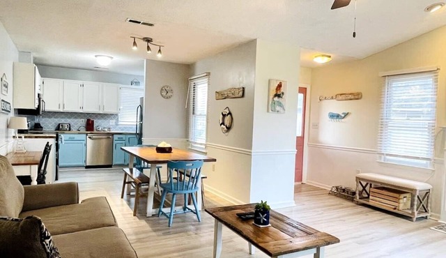 Beautiful beach cottage in Little River!
