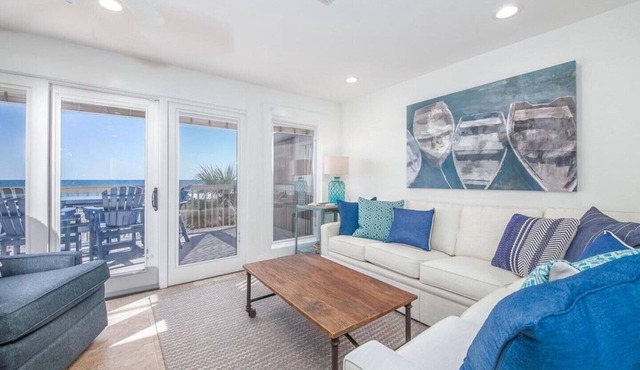 BEAUTIFUL Beach Cottage: Directly on the Beach!