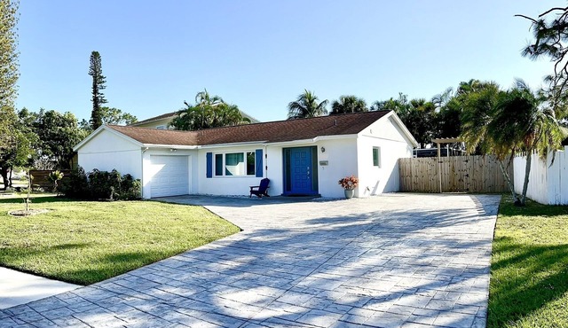 BEAUTIFUL Beach Home in NAPLES ONLY 4 miles away from the beach!