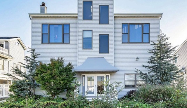 Beautiful Beach House - Two Blocks from the Ocean - One Block from the Bay