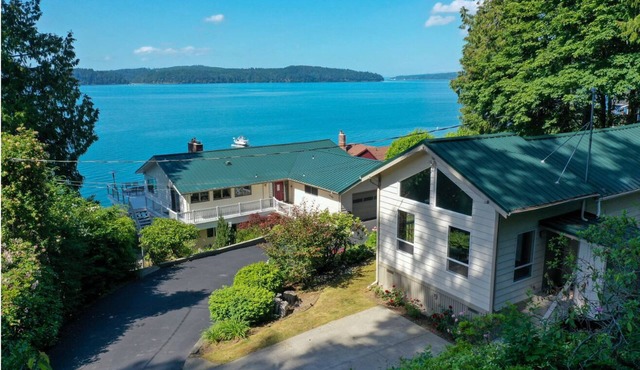 Beautiful Beach House and additional beach cabin with Olympic Mountain view