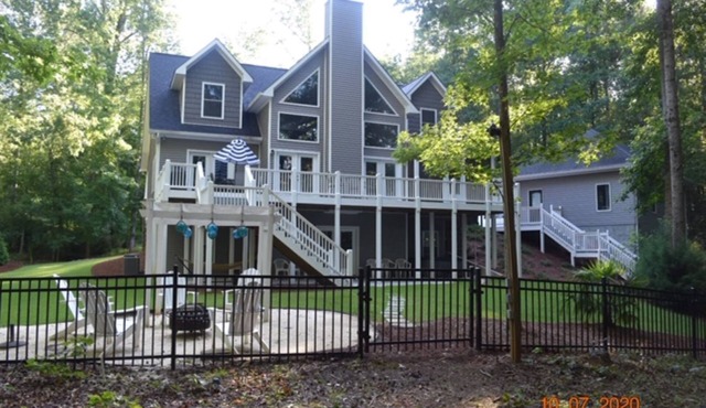 BEAUTIFUL BEACH HOUSE ON LAKE HARTWELL ONLY 300 YARDS FROM TUGALOO STATE PARK