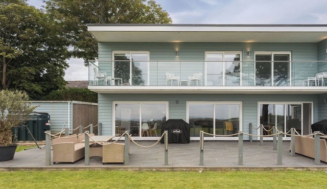 Beautiful beach side home sleeping 8 guests with Hot Tub
