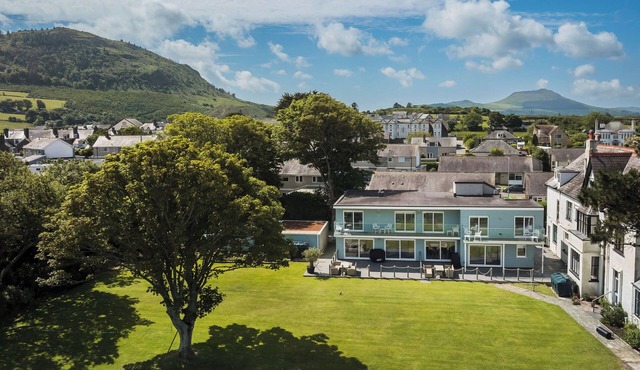 Beautiful beach side homes sleeping 16 guests with a Hot Tub