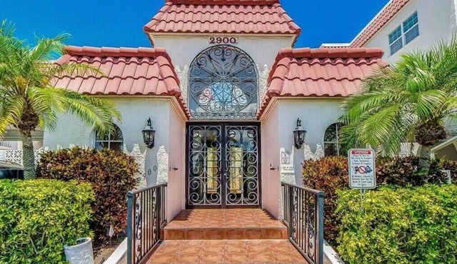 Beautiful Beach Condo just steps to the sand!