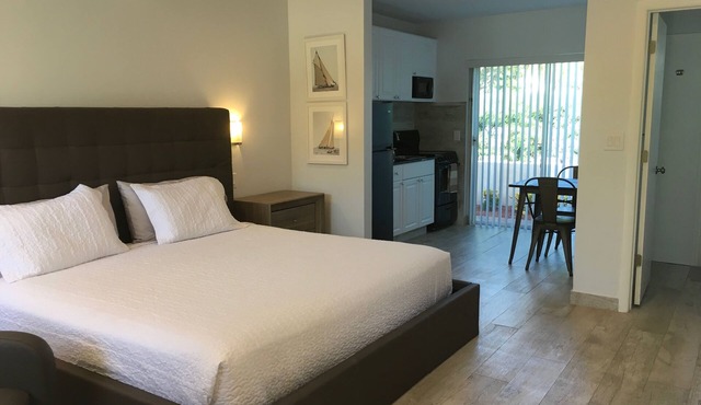 Beautiful Beach-side Studio, steps from beach