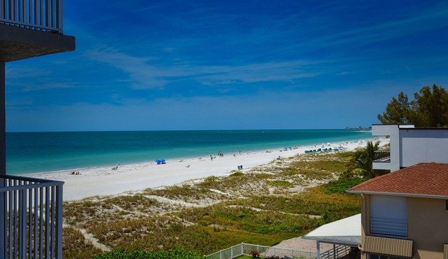 Beautiful Beach View Condo with heated pool. No Resort Fees.