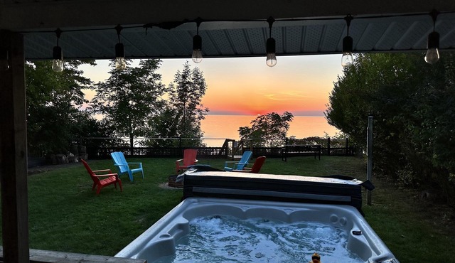 Beautiful beachfront cottage with hot tub, Bayfield ON
