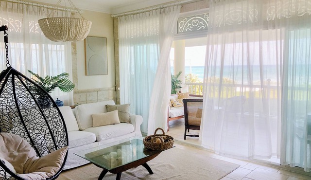 Beautiful BEACHFRONT condo, close to all the shops/restaurants.