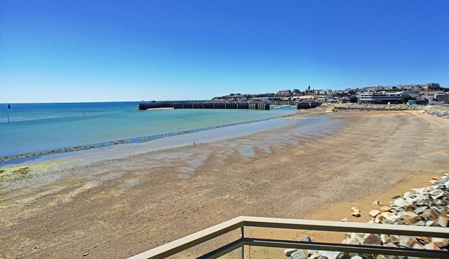 Beautiful beachfront apartment with balcony, parking and modern amenities