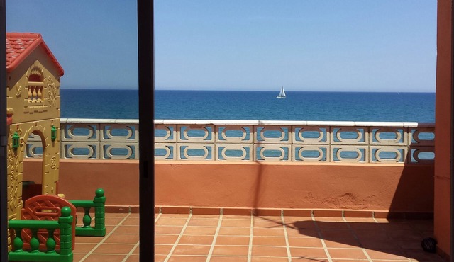 Beautiful Beachfront House in Valencia, Spain. Pool, Wifi, Terrace, SUP