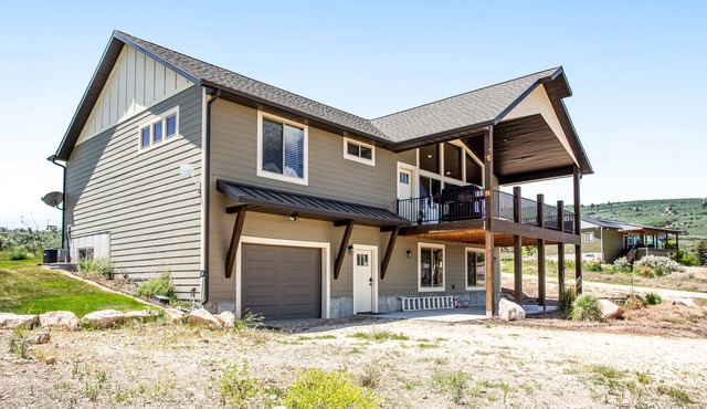 Beautiful Bear Lake home w/large deck, gas grill, and lake views -close to golf!