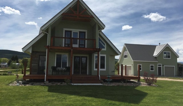 Beautiful Bear Lake House, with big grassy yard, 4 mins to North Beach.