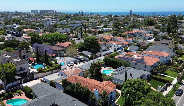 Beautiful bedroom with private bathroom in charming Coronado.