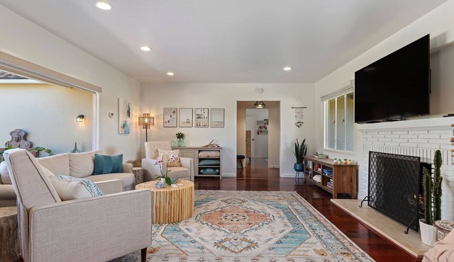 Beautiful Bella Luna, near the beach, Sleeps 6 with Jacuzzi and Firepit!