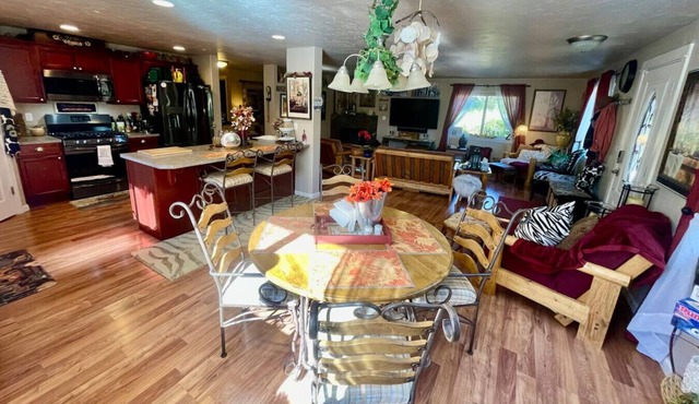 Beautiful Bend Home, sleeps 9,Near Old Mill.