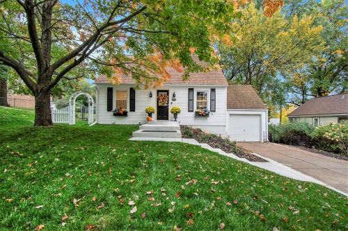 Beautiful Benson Cottage with Year-Round Hot Tub
