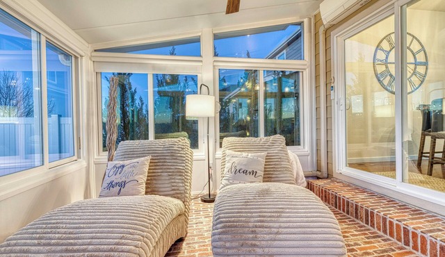 Beautiful Berthoud home, gorgeous mountain views, hot tub, & firepit.