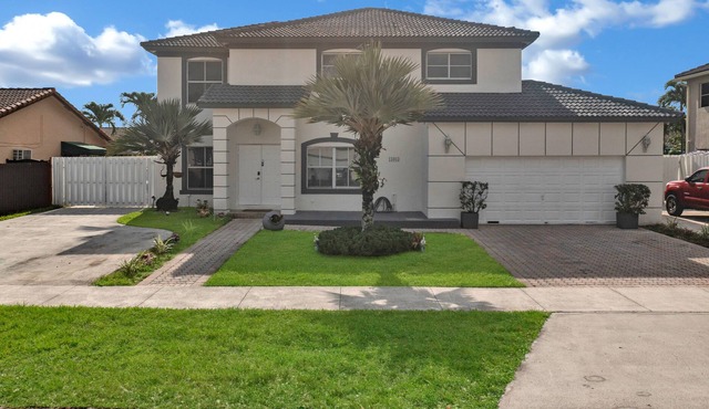Beautiful big home 20 min from beach